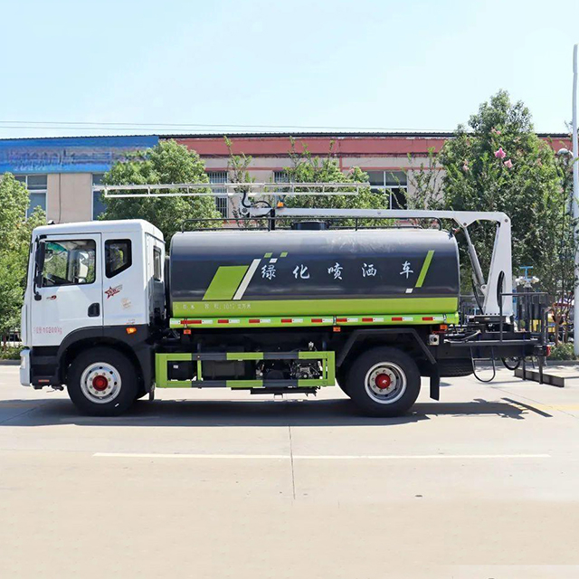 Dongfeng D9 Chassis 11-13Ton 4X2 Water Truck With Photovoltaic Cleaning Machine