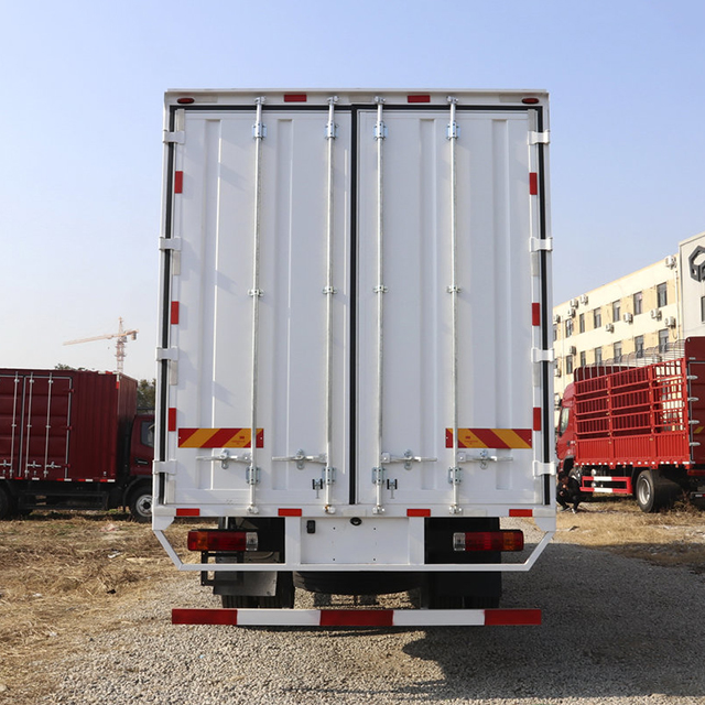 Dongfeng Liuzhou Auto 245hp 4X2 Logistics Truck