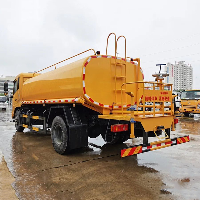 Dongfeng Tianjin chassis 13-15Ton 4X2 Water Truck With Guardrail Cleaning