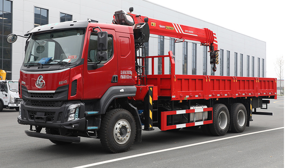 Yuanliang Truck-Mounted Crane Transporter - A New Force in The Engineering World, Setting New Industry Standards.
