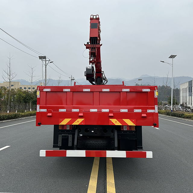 Xinfeigong SQS200-5 Sany Truck-Mounted Crane with Tri-ring Trucker 4X2 Chassis