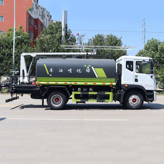 Dongfeng D9 Chassis 11-13Ton 4X2 Water Truck With Photovoltaic Cleaning Machine