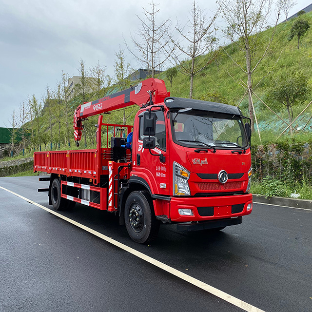 Xinfeigong SQS200 Sany Truck-Mounted Crane with Dongfeng 4X2 Chassis