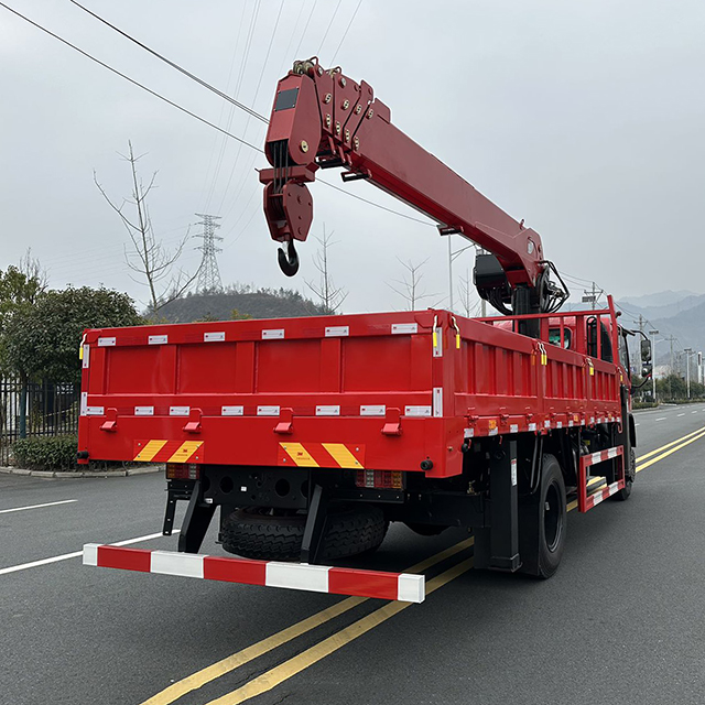 Xinfeigong SQS200-5 Sany Truck-Mounted Crane with Tri-ring Trucker 4X2 Chassis