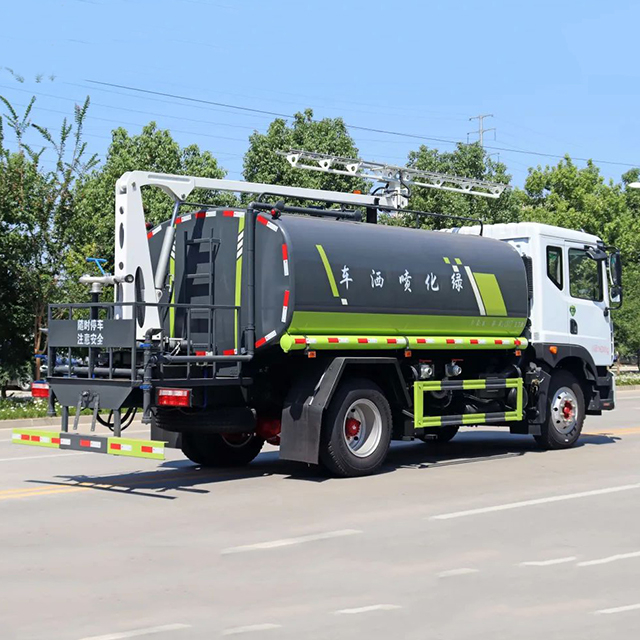 Dongfeng D9 Chassis 11-13Ton 4X2 Water Truck With Photovoltaic Cleaning Machine