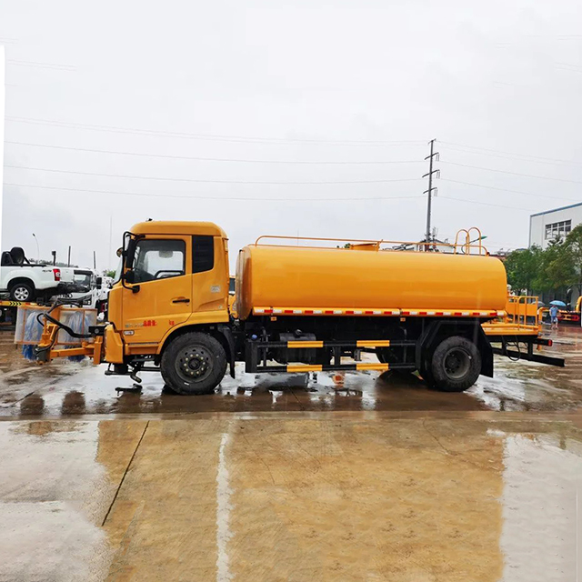 Dongfeng Tianjin chassis 13-15Ton 4X2 Water Truck With Guardrail Cleaning