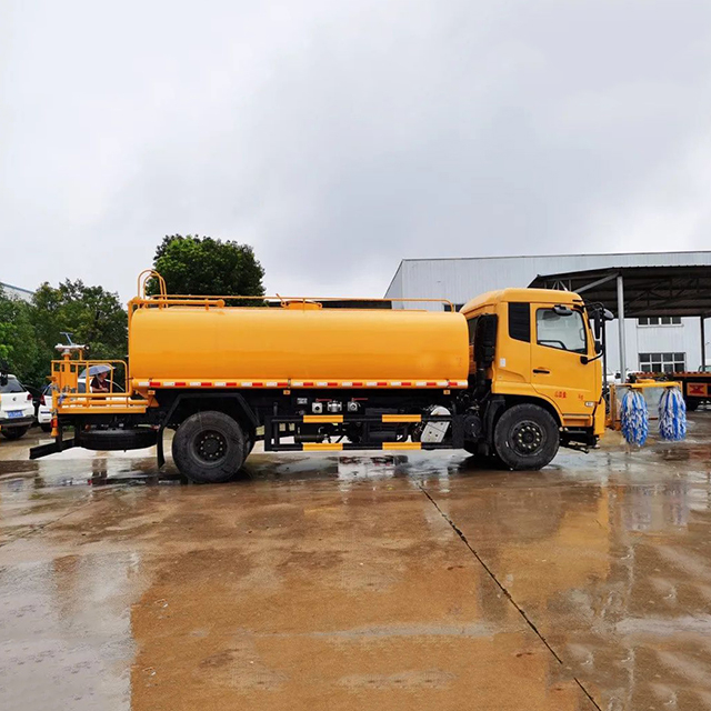 Dongfeng Tianjin chassis 13-15Ton 4X2 Water Truck With Guardrail Cleaning