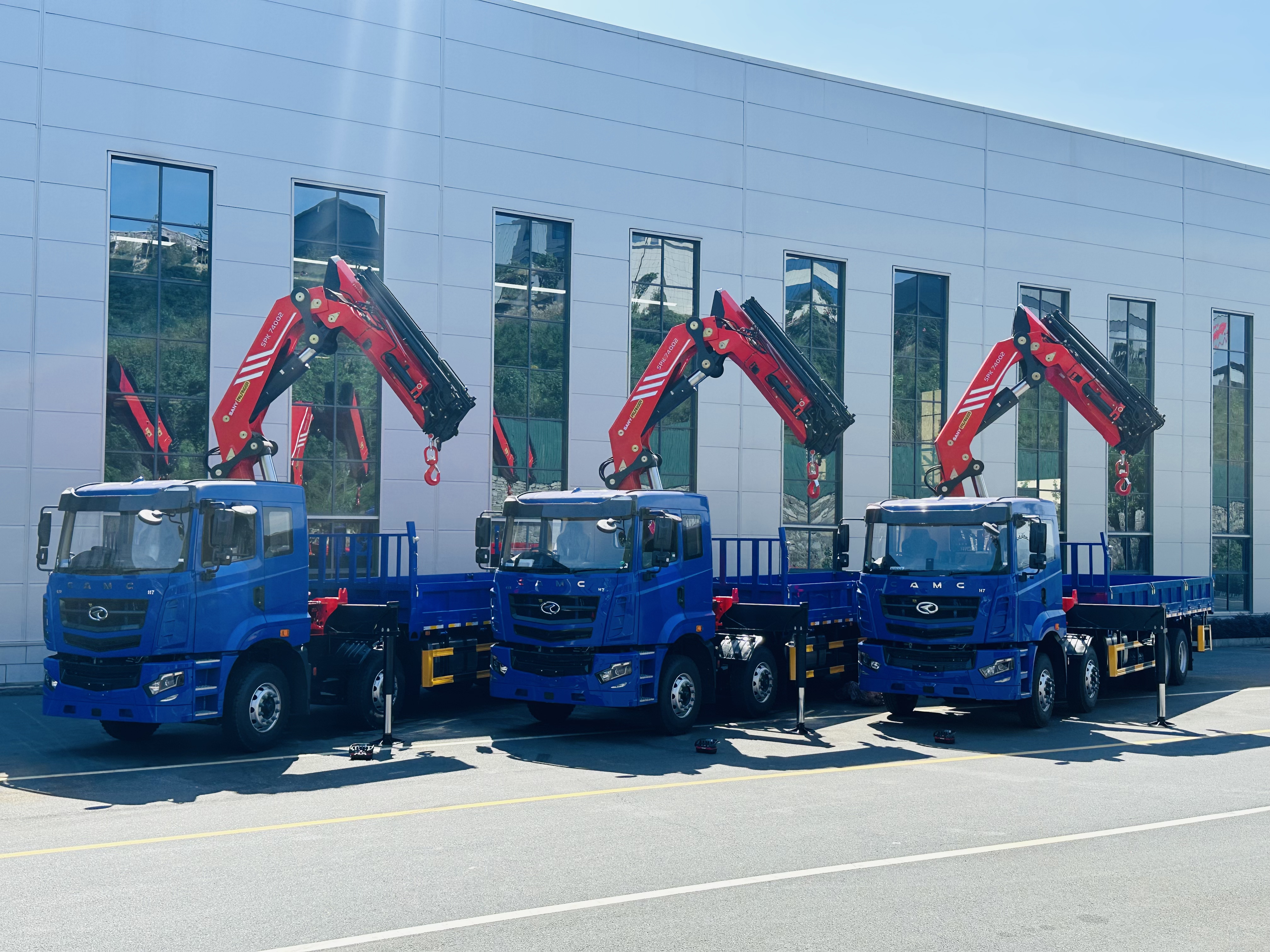 DFYL MATERIALS Introduces Heavy-Duty Chassis with SPK74002 Crane for Global Construction And Logistics Sectors